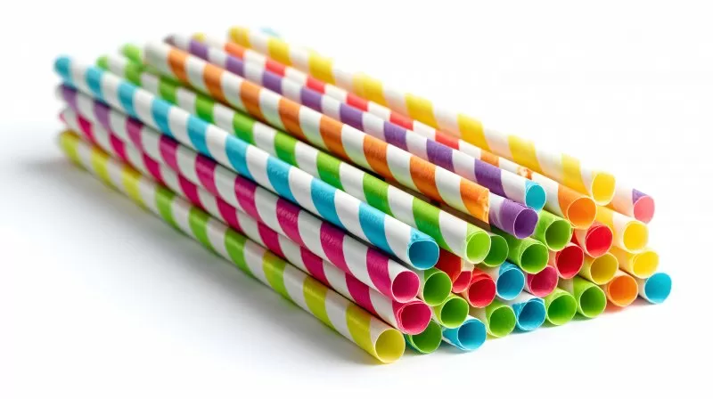 Farbige gestreifte Papierstrohhalme aus mehreren Winkeln