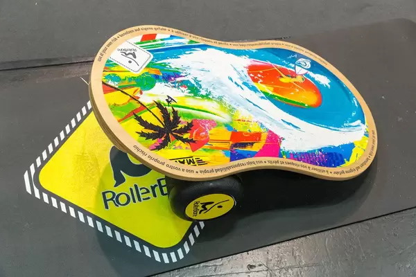 Farbige RollerBone Balance Board zum probieren für bessere Beweglichkeit und Gleichgewichtskoordination an Fibo Köln