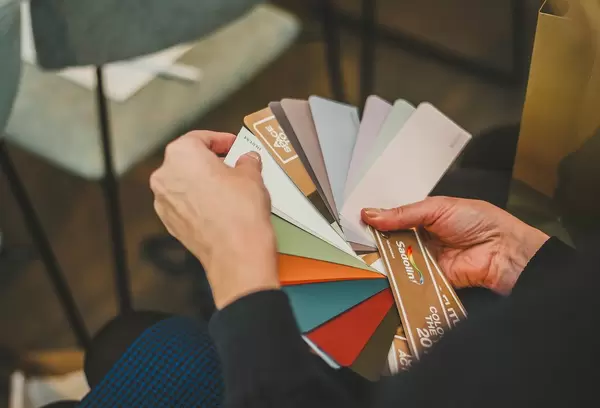 Farbmuster auf Papier zur Auswahl der Farbe für den Malermeister