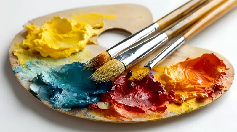 Farbpalette mit bunten Ölfarben und Künstlerpinseln