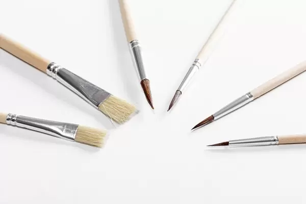 Farbpinsel vor weißem Hintergrund mittig positioniert