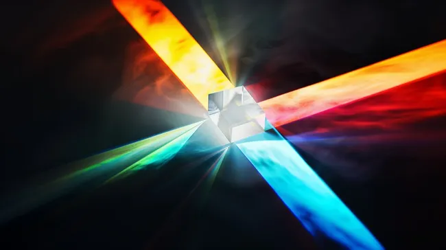 Farbspektrum eines Prismas in leuchtenden Strahlen