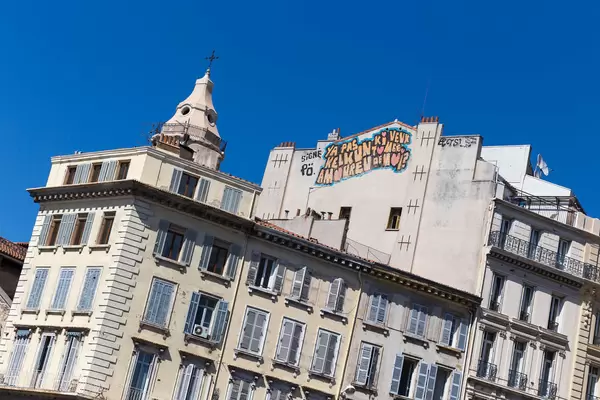 Fassade am alten Hafen in Marseille
