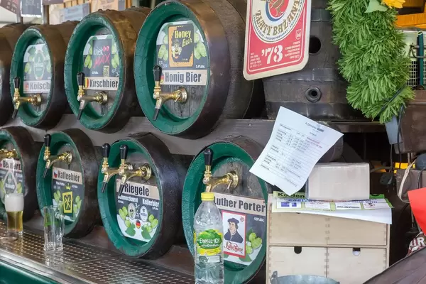 Fässer mit verschiedenen Biersorten