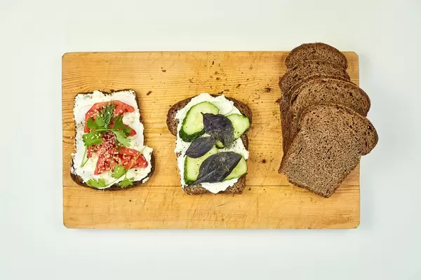 Fast snacks made with bread toasts, vegetables and herbs