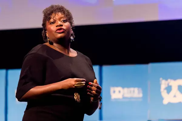 Fatoumata Ba, Founder und CEO von Janngo, auf der Bühne der Bits&Pretzels