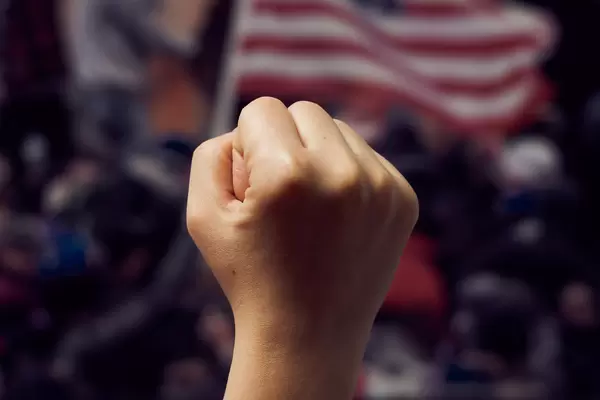Faust hoch vor einer US-Amerikanische Flagge: Ansturm von Trump-Unterstützer auf das Kapitol