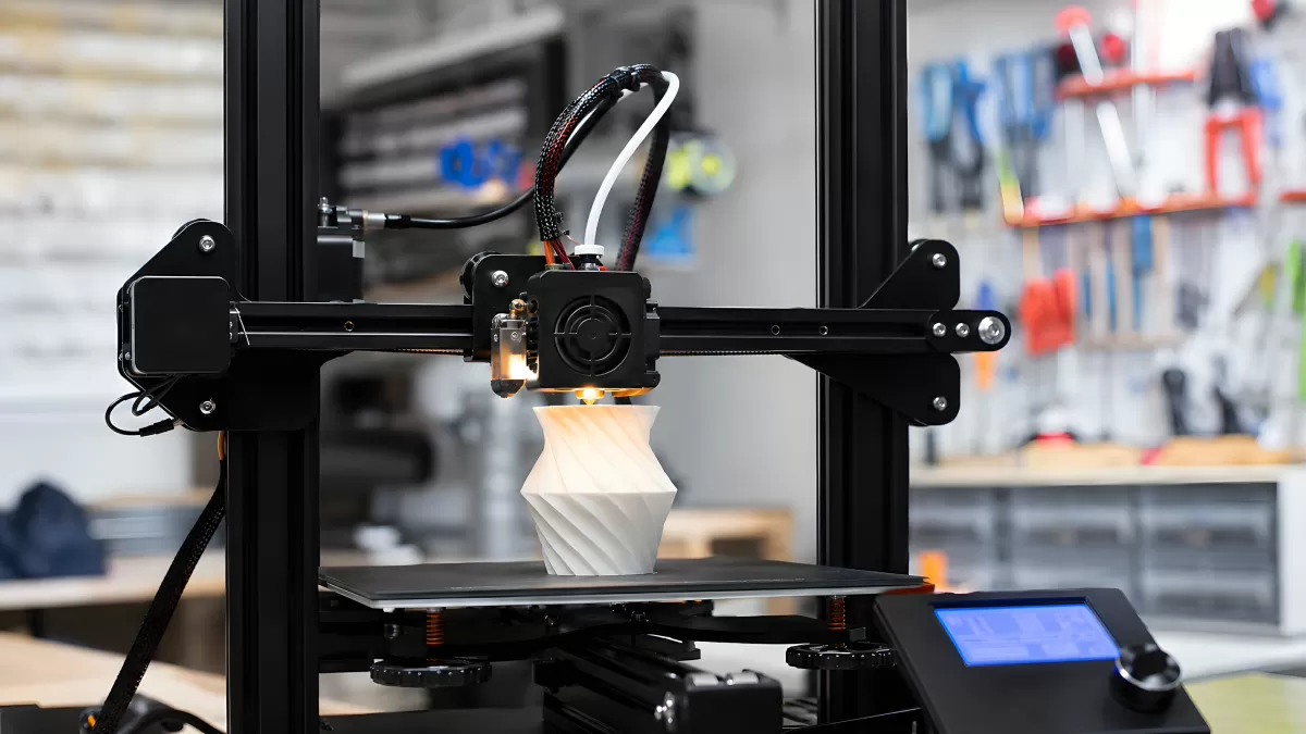 FDM-3D-Drucker fertigt weißes Spiralobjekt in Werkstatt