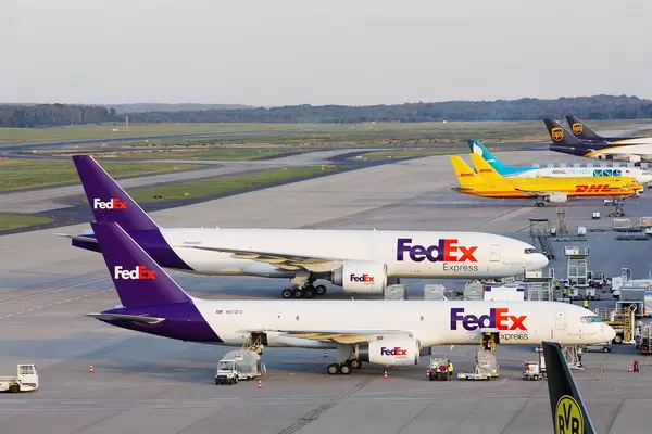 Fedex Express, DHL, MN Airlines and UPS Frachtflugzeuge am Flughafen Köln / Bonn (CGN)