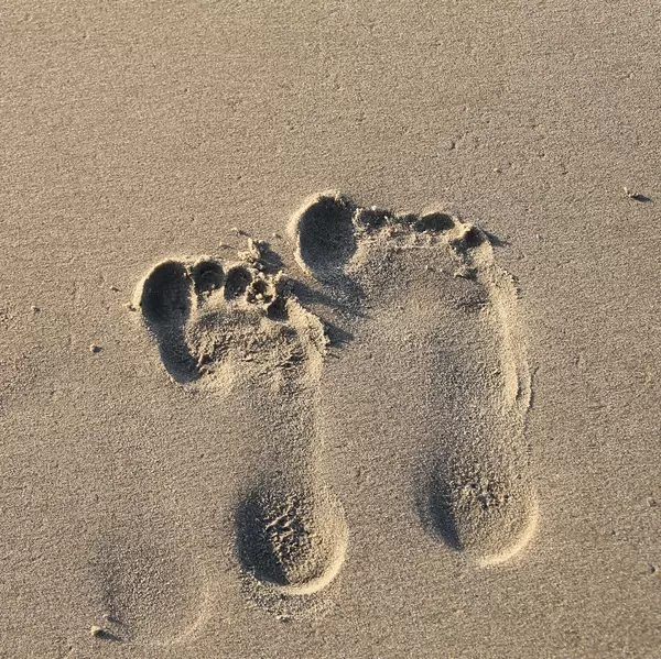 feet in sand