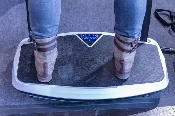 feet of a woman on hometrainer usable as alternating exerciser or vibration exerciser