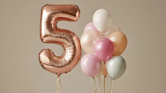 Feierliche Geburtstags-Dekoration mit Ballons in Rosatönen