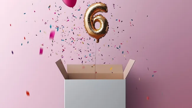 Feierliche Geburtstagsgestaltung mit goldenem Ballon und Konfetti