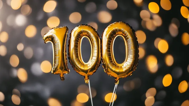 Feierliche Goldballons zur Hundertjahrfeier