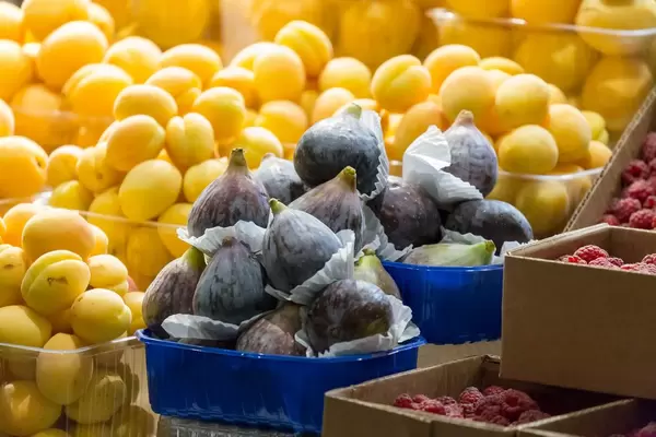 Feigen und andere Früchte am Danilovsky Market in Moskau