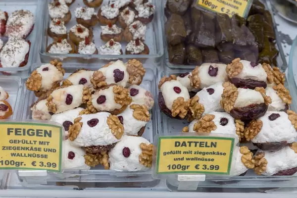 Feigen und Datteln gefüllt mit Ziegenkäse und Walnüssen