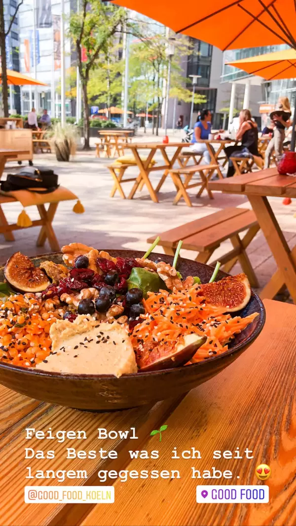 Feigenbowl aus frischen Feigen mit Walnüssen, Cranberries, Linsen, gebratenen Shiitake Pilzen und Hummus