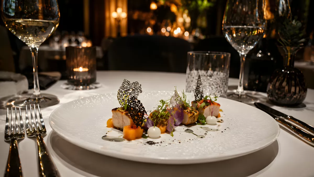 Fein angerichtetes Fischgericht im Sterne-Restaurant