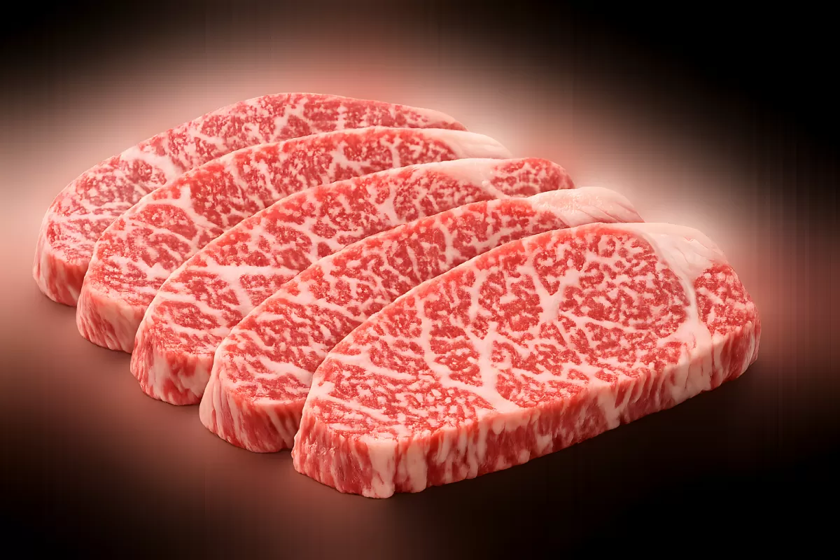 Fein marmorierte Wagyu-Steaks auf dunklem Untergrund