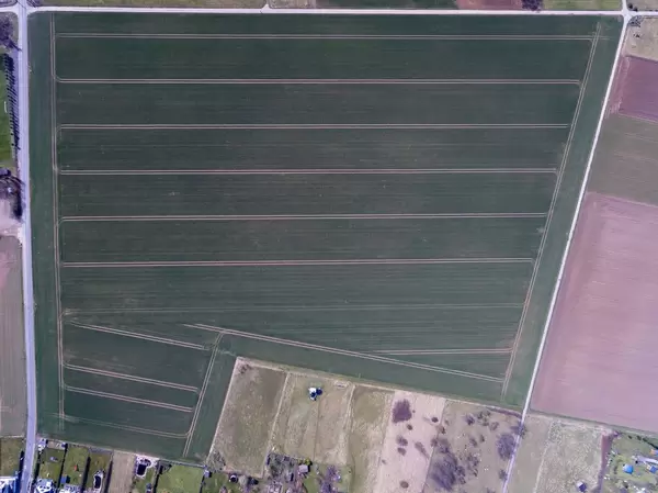 Feld mit Traktorspuren aus der Vogelperspektive