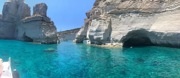 Felsen, Höhlen und türkises Meer in der Bucht Kleftiko vor der griechischen Insel Milos