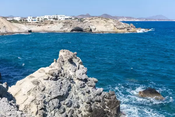 Felsen, Klippen und weiß-blaue Häuser am Meer in der südlichen Ägäis an der Nordküste von Milos