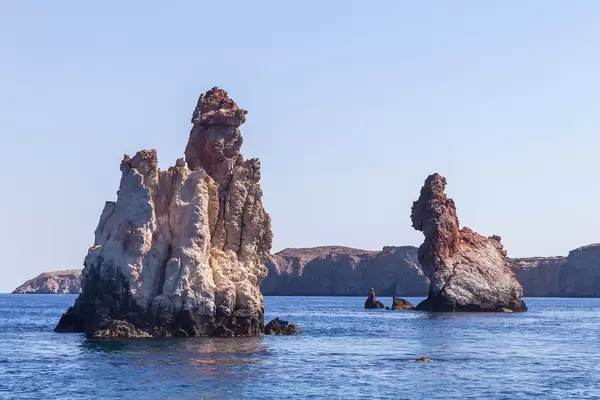 Felsformationen vor der Küste. Fourkovouni auf Milos, Griechenland