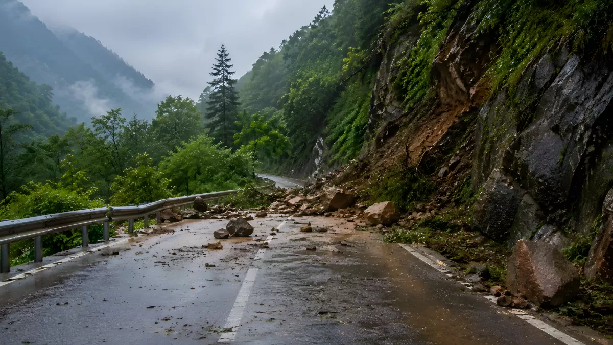 Felssturz auf nasser Bergstraße nach starkem Regen