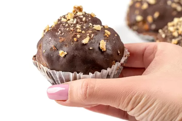 Female hand with chocolate cake, close -up (Flip 2020)