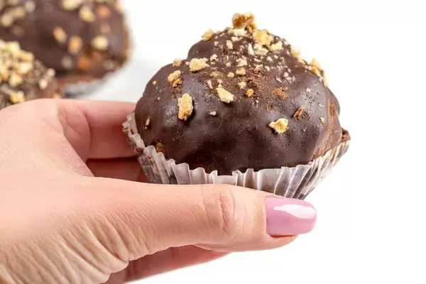 Female hand with chocolate cake, close -up