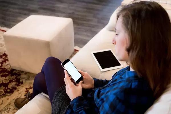 Female using a cellphone at work / Weibliche mit einem Handy bei der Arbeit