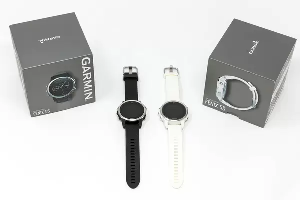Fenix 5S Garmin Smartwatches in schwarz und weiß mit Verpackung auf weißem Hintergrund