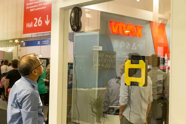 Fensterputzroboter: Roboter reinigt selbstständig eine Fensterscheibe