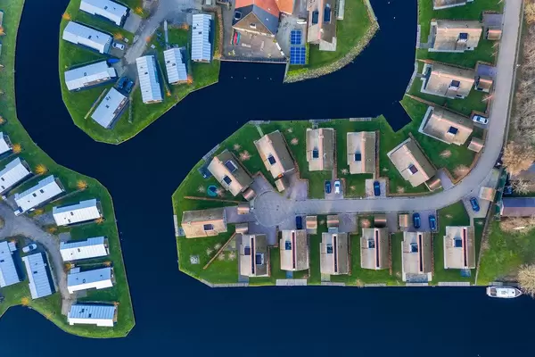 Ferienhäuser auf einer Halbinsel in Goingarijp, Niederlande aus der Luft fotografiert