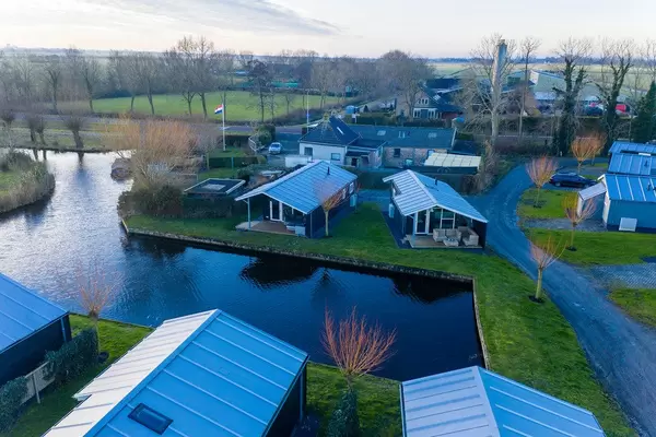 Ferienhäuser mit Terrasse am Wasser in Akmarijp, Niederlande