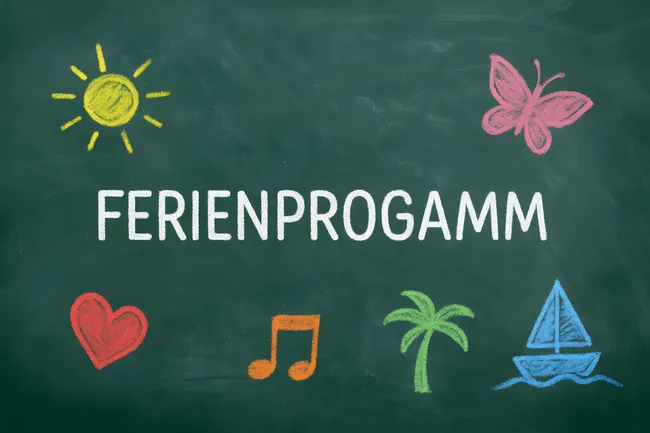 Ferienprogramm für Kinder mit bunten Symbolen an Tafel