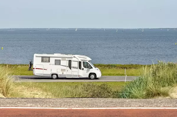 Ferienstimmung mit dem Reisemobil und Haus auf vier Rädern, an der Küste