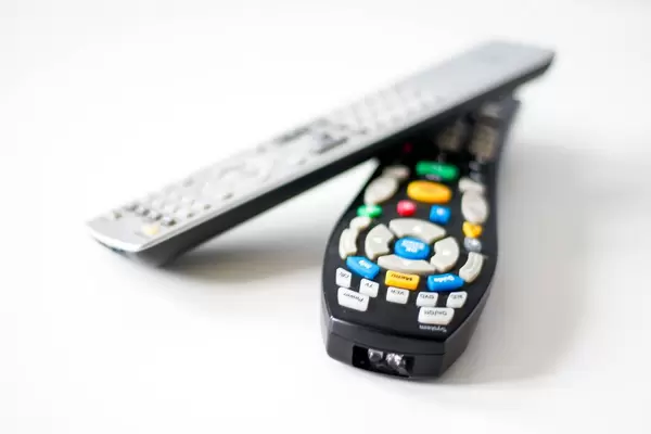 Fernbedienung vor weißem Hintergrund