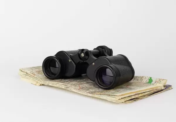 Fernglas auf einer alten Landkarte