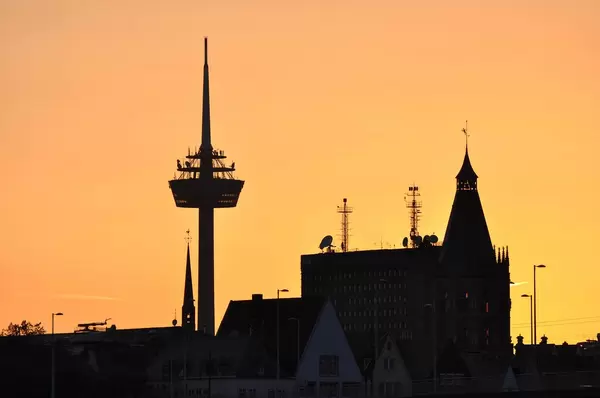 Fernmeldeturm Colonius in Köln bei Sonnenuntergang