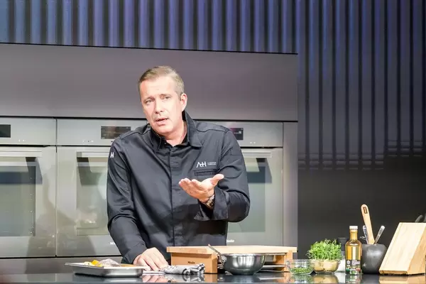 Fernsehkoch Alexander Herrmann bei der Vorführung neuer Miele-Produkte auf der IFA in Berlin