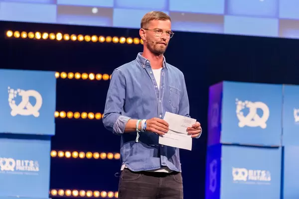 Fernsehmoderator und Startups-Enthusiast Joko Winterscheidt spricht auf der Bühne der Gründermesse Bits & Pretzels 2019
