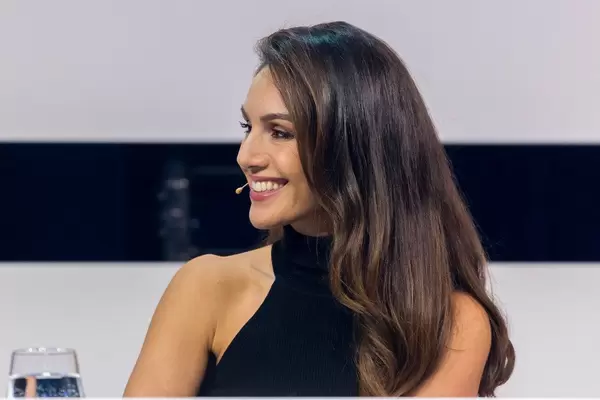 Attraktive Fernsehmoderatorin Nazan Eckes auf Bühne bei Digital X