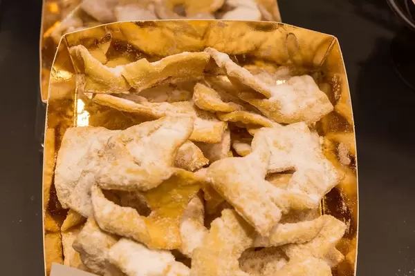 Fertig gebackene Muzen von DEH Tiefkühlbackwaren - klassisches Siedegebäck mit Puderzucker