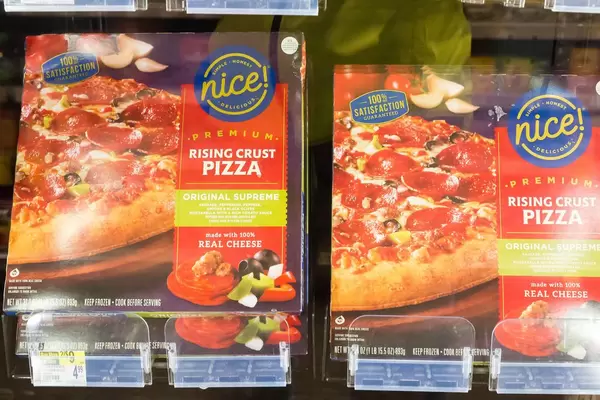 Fertigpizza Rising Crust Pizza im Supermarkt