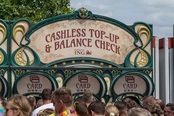 Festivalbesucher stehen in Schlangen vor den Cashless Top-up Ständen