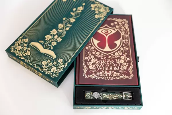 Festivalbox mit dem Buch der Weisheit und einem Eintrittsbändchen, für das Tomorrowland Festival 2019 in Boom, Belgien