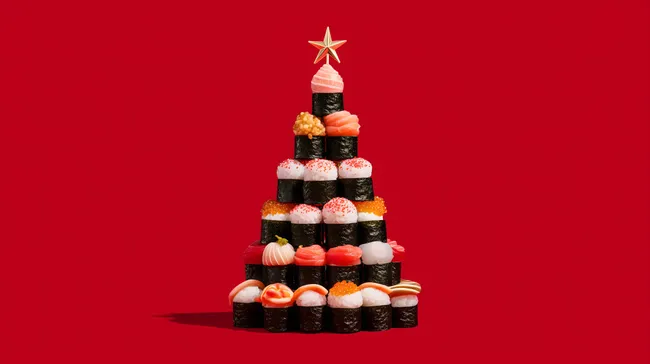 Festliche Sushi-Pyramide auf rotem Hintergrund