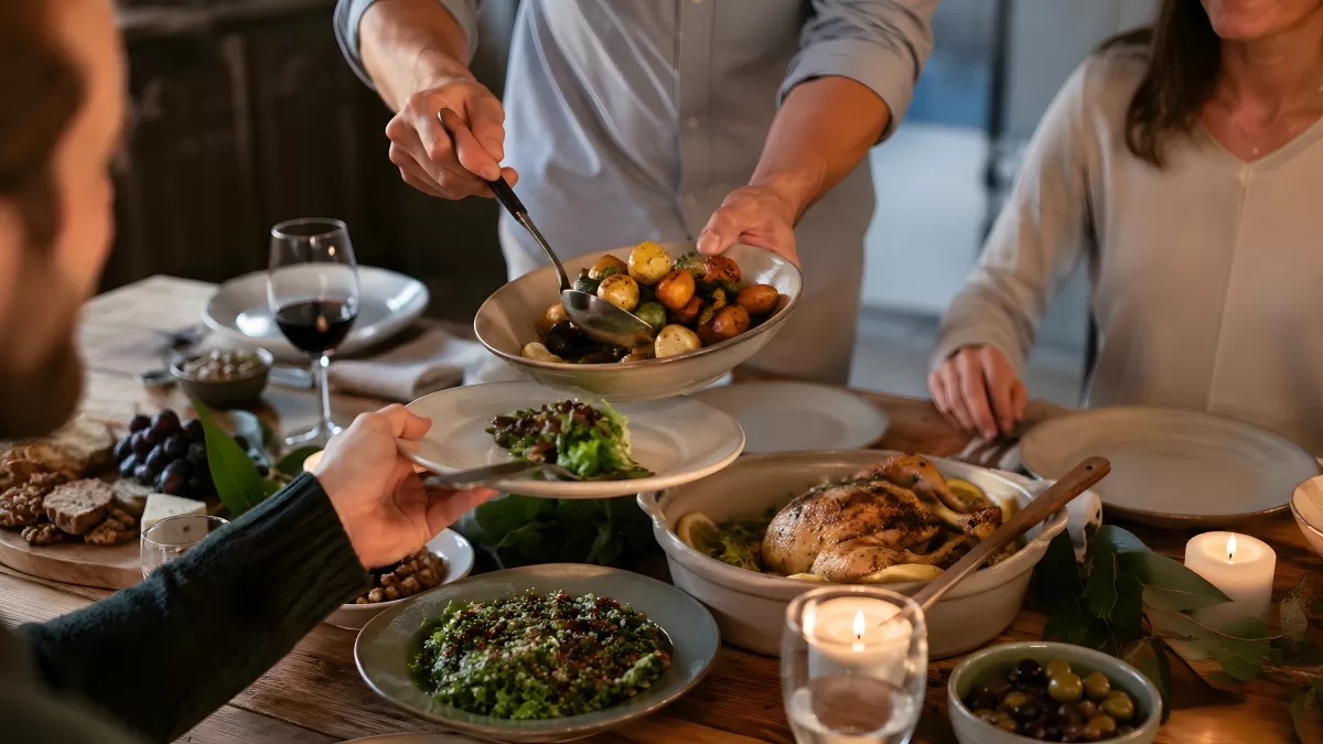 Festliches Abendessen mit Familie beim Servieren