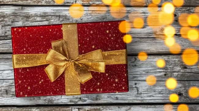 Festliches rotes Geschenkpaket mit goldenem Satinband
